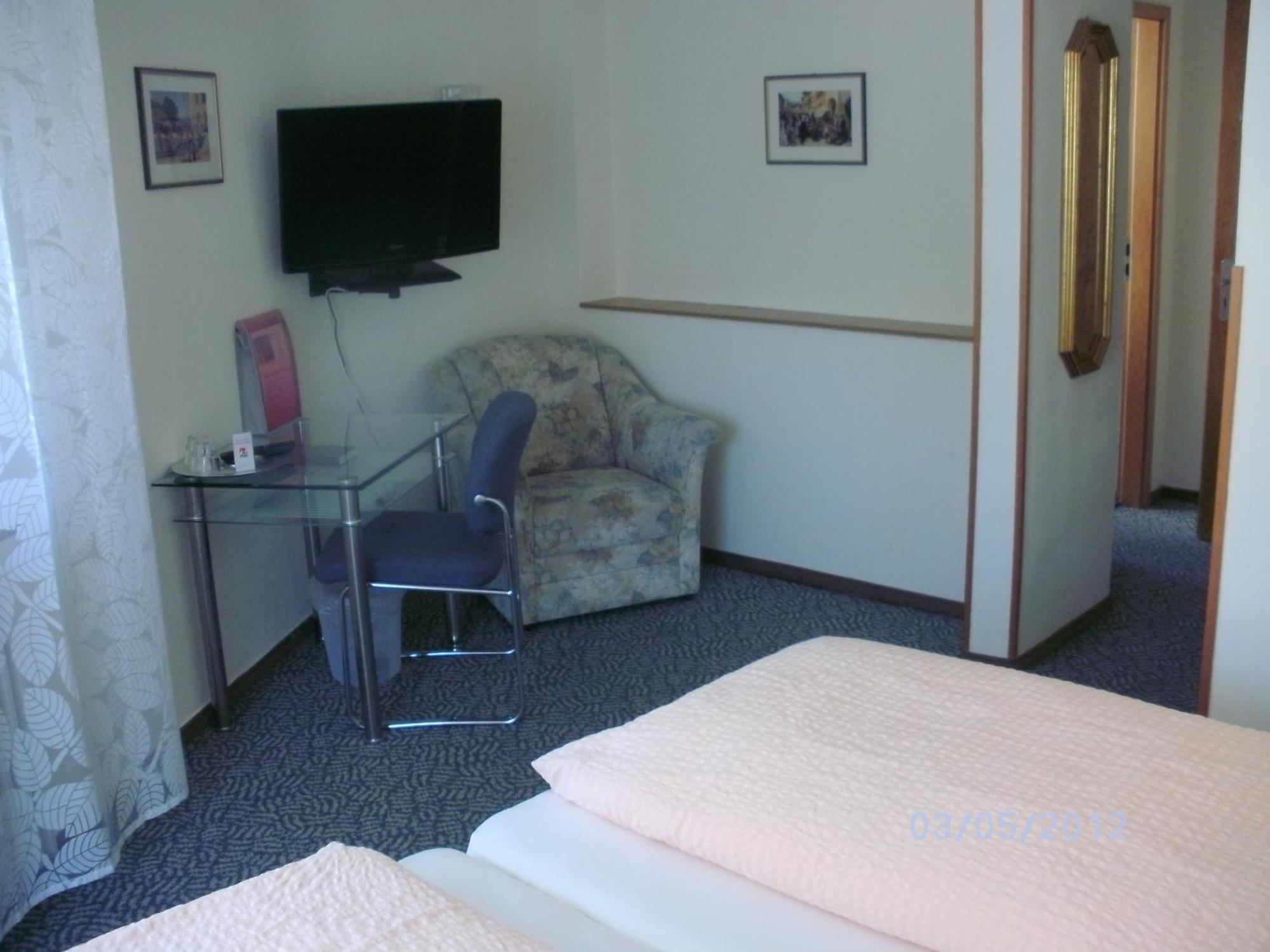 Hotel Am Hindenburgplatz 亚蓬威e尔 外观 照片