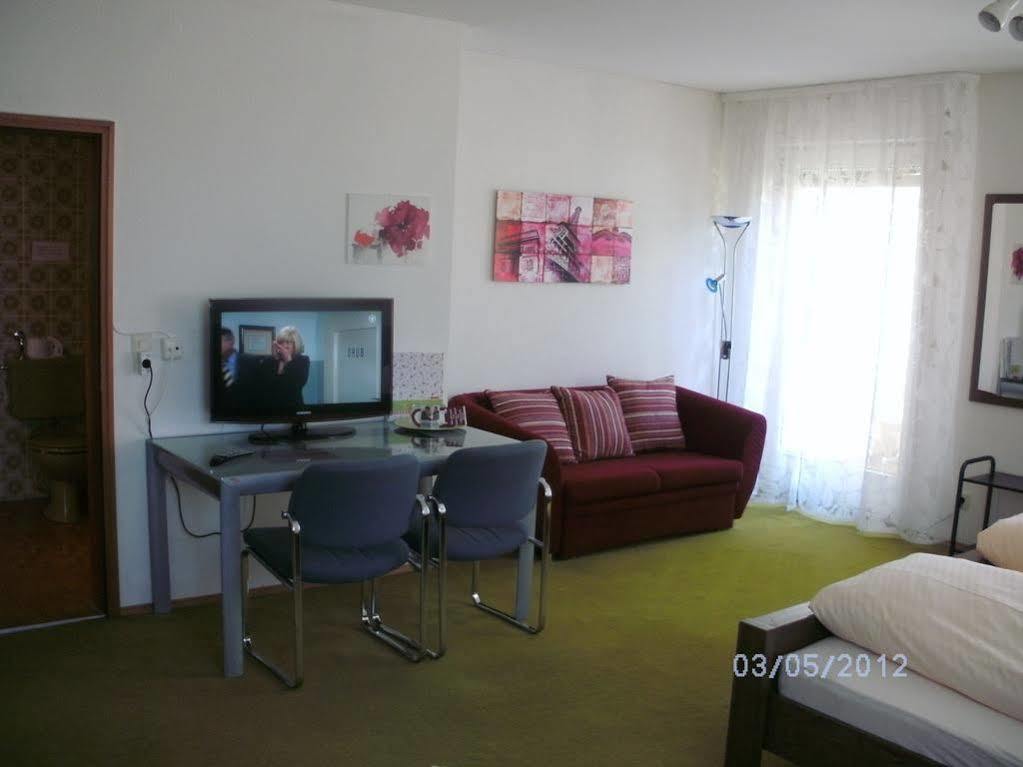 Hotel Am Hindenburgplatz 亚蓬威e尔 外观 照片