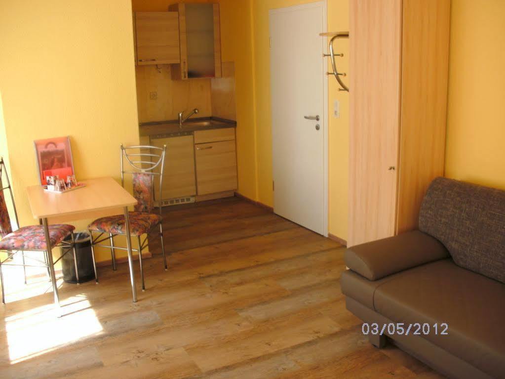 Hotel Am Hindenburgplatz 亚蓬威e尔 外观 照片