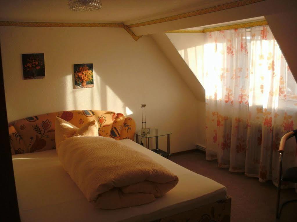Hotel Am Hindenburgplatz 亚蓬威e尔 外观 照片